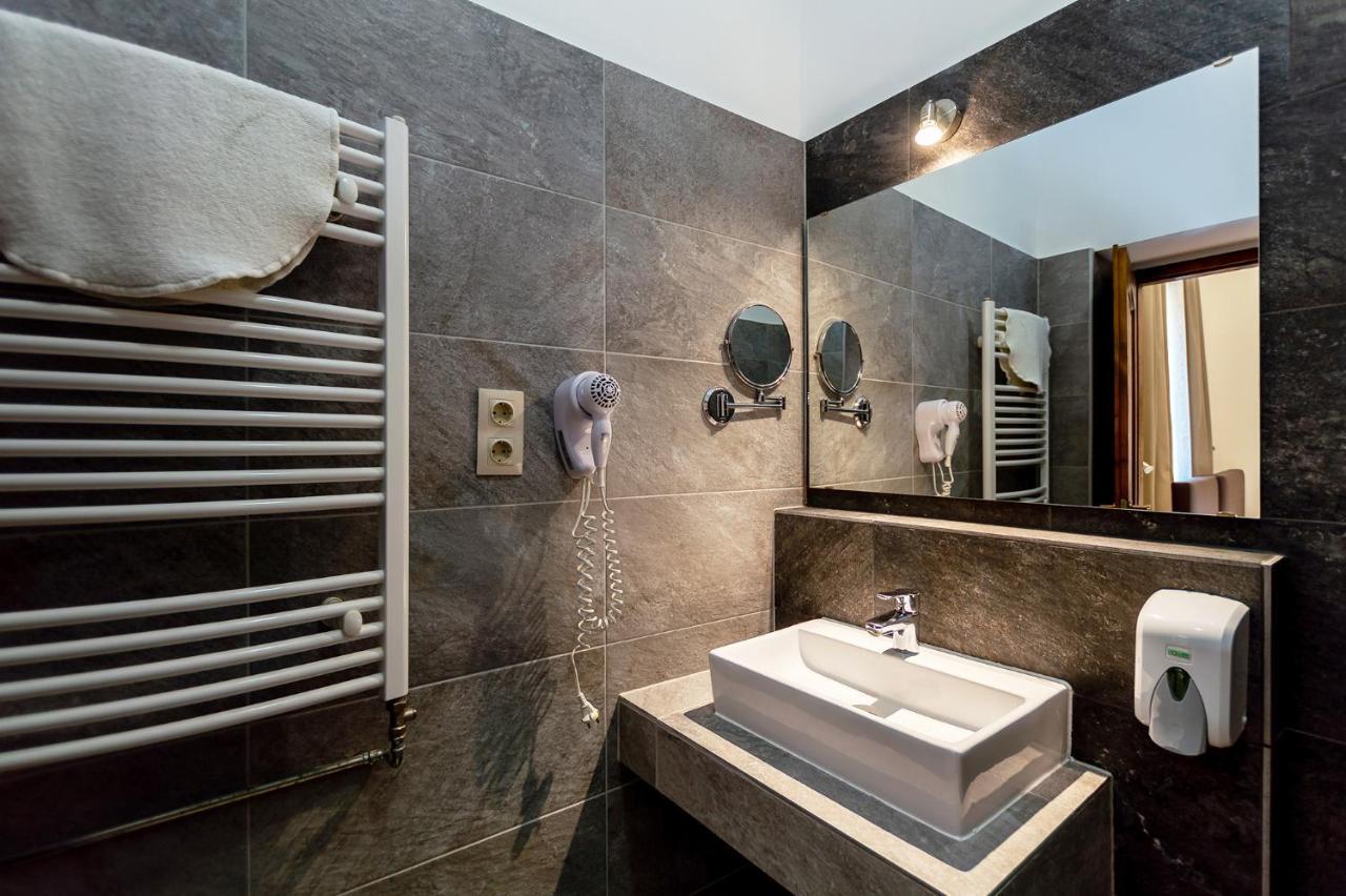 Vén Diófa De Lux Panzió Szeged Exterior foto