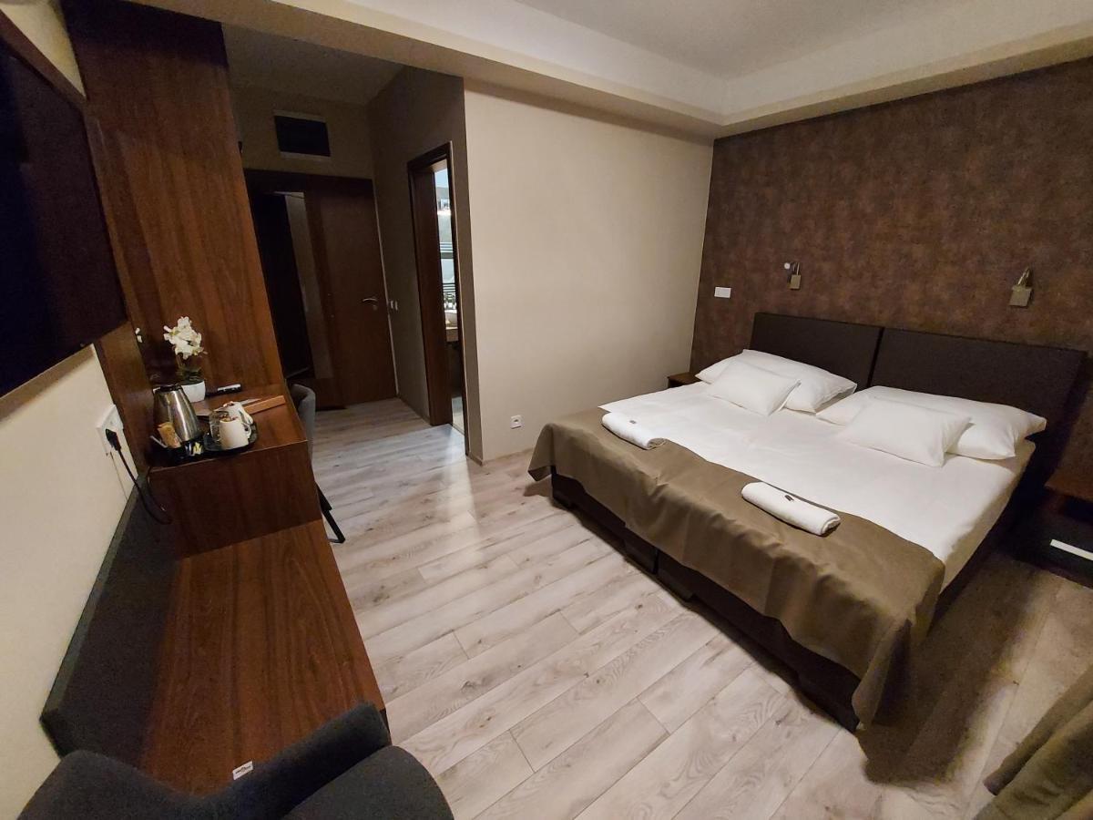 Vén Diófa De Lux Panzió Szeged Exterior foto