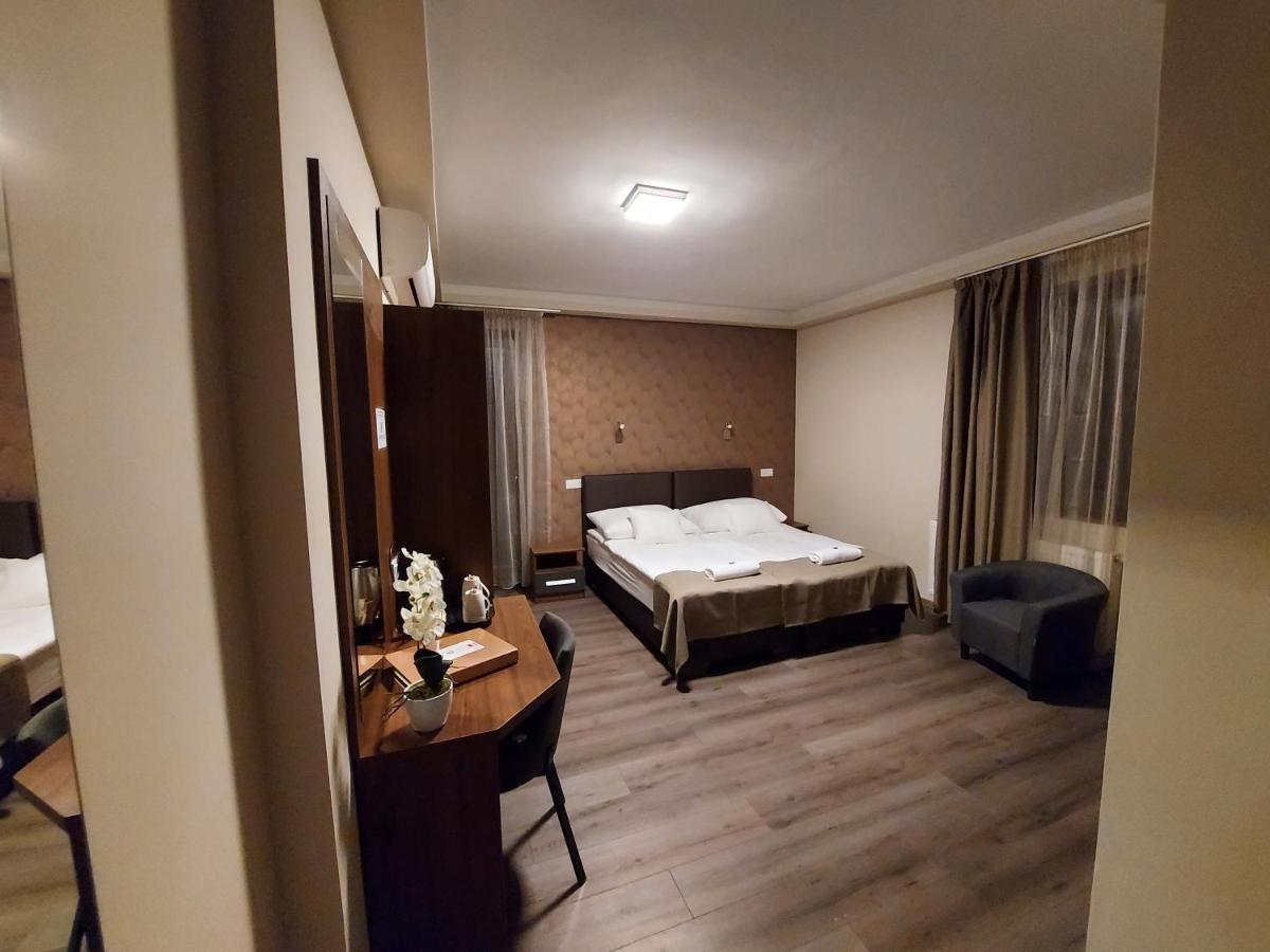 Vén Diófa De Lux Panzió Szeged Exterior foto