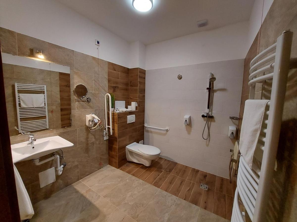 Vén Diófa De Lux Panzió Szeged Exterior foto
