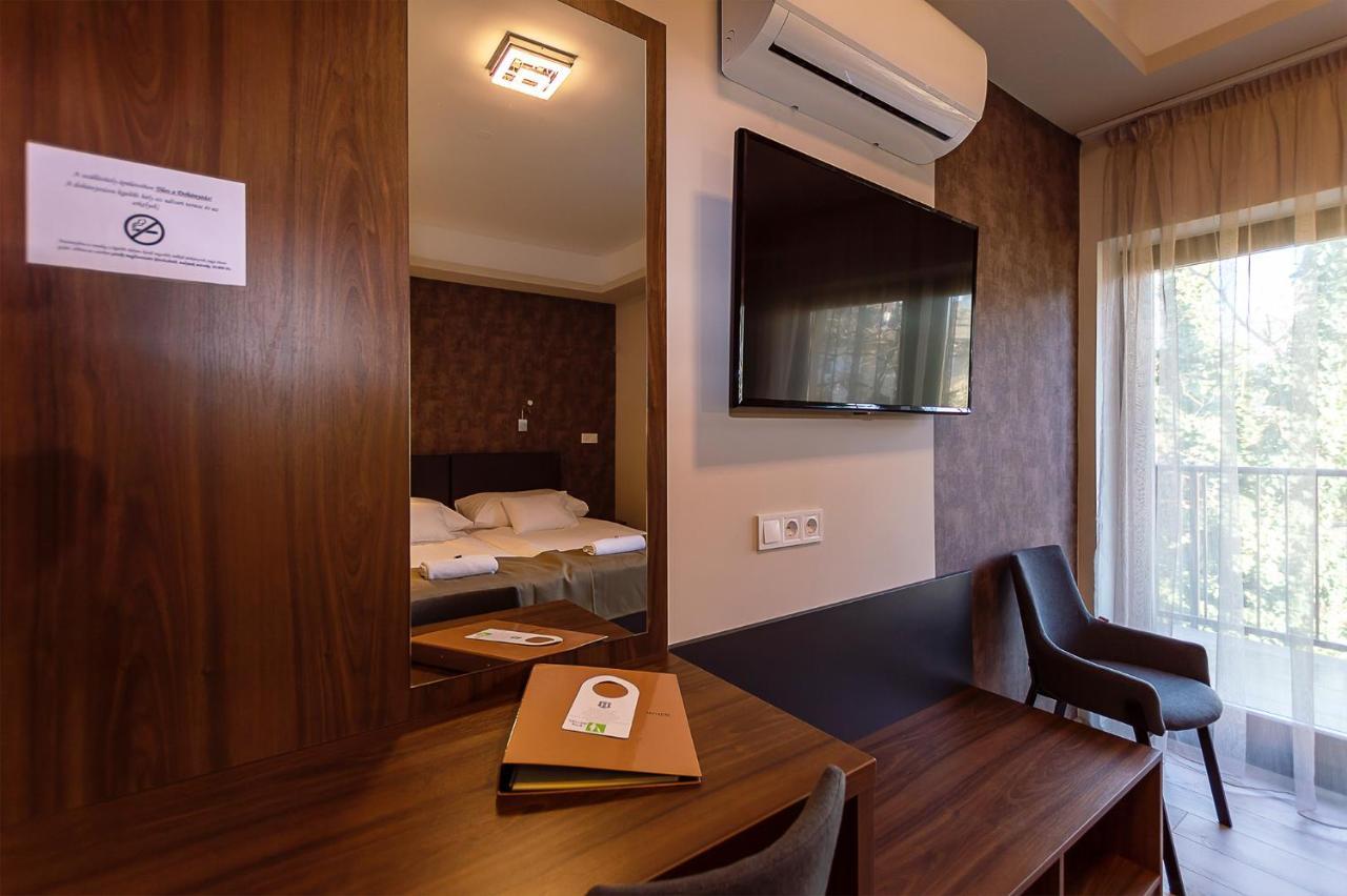 Vén Diófa De Lux Panzió Szeged Exterior foto