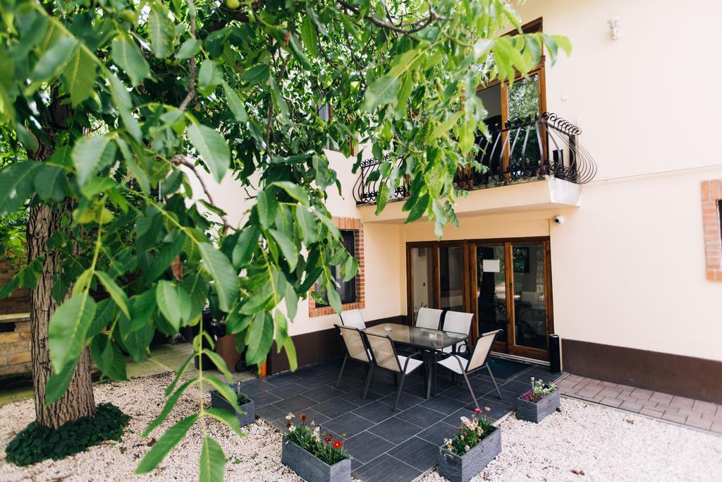 Vén Diófa De Lux Panzió Szeged Exterior foto